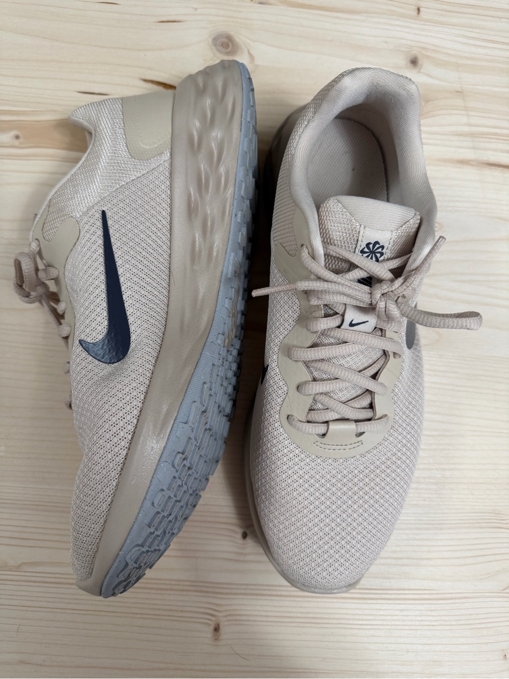 Nike Men's Sneakers in Beige with Navy Swoosh